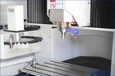 帶刀庫(kù)的數(shù)控精雕機(jī)有啥優(yōu)勢(shì)